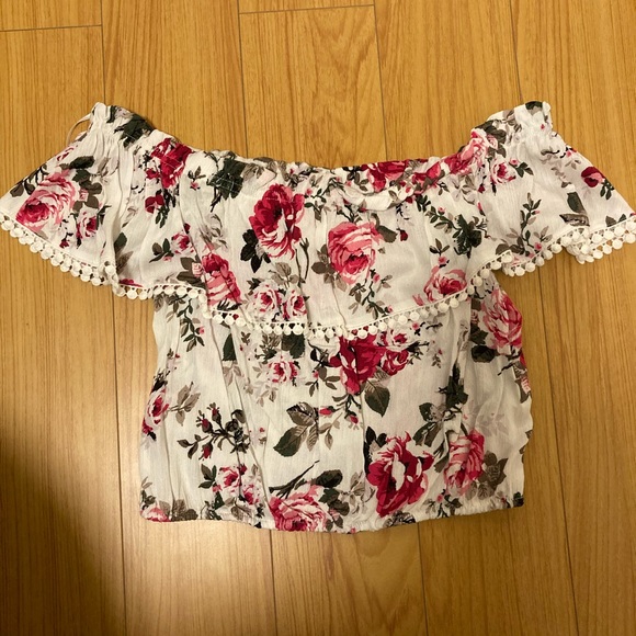 Off the shoulder floral crop top. - Picture 3 of 4